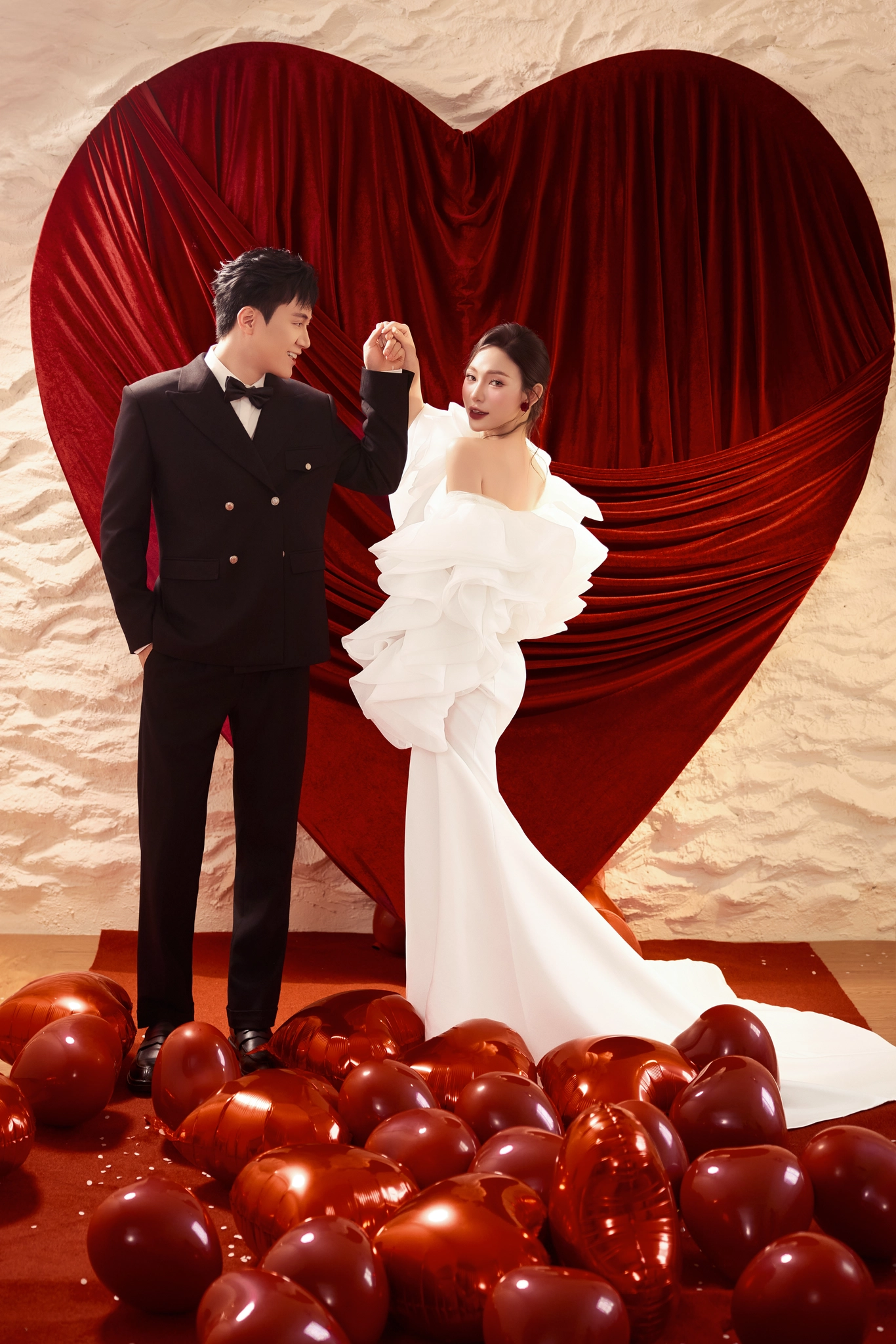 so-sanh-thiep-cuoi-dien-tu-va-truyen-thong_1763112797_6314beff